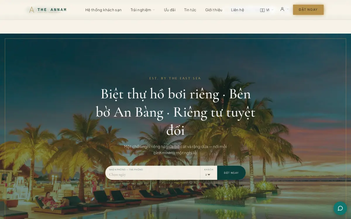 Giao diện trang chủ và ô tìm phòng của website demo StayCMS trên máy tính và điện thoại